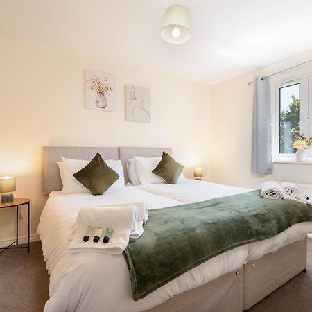 Spacious 4 Bedroom, Perfect For Contractors, Families, Private Parking Royal Wootton Bassett Kültér fotó