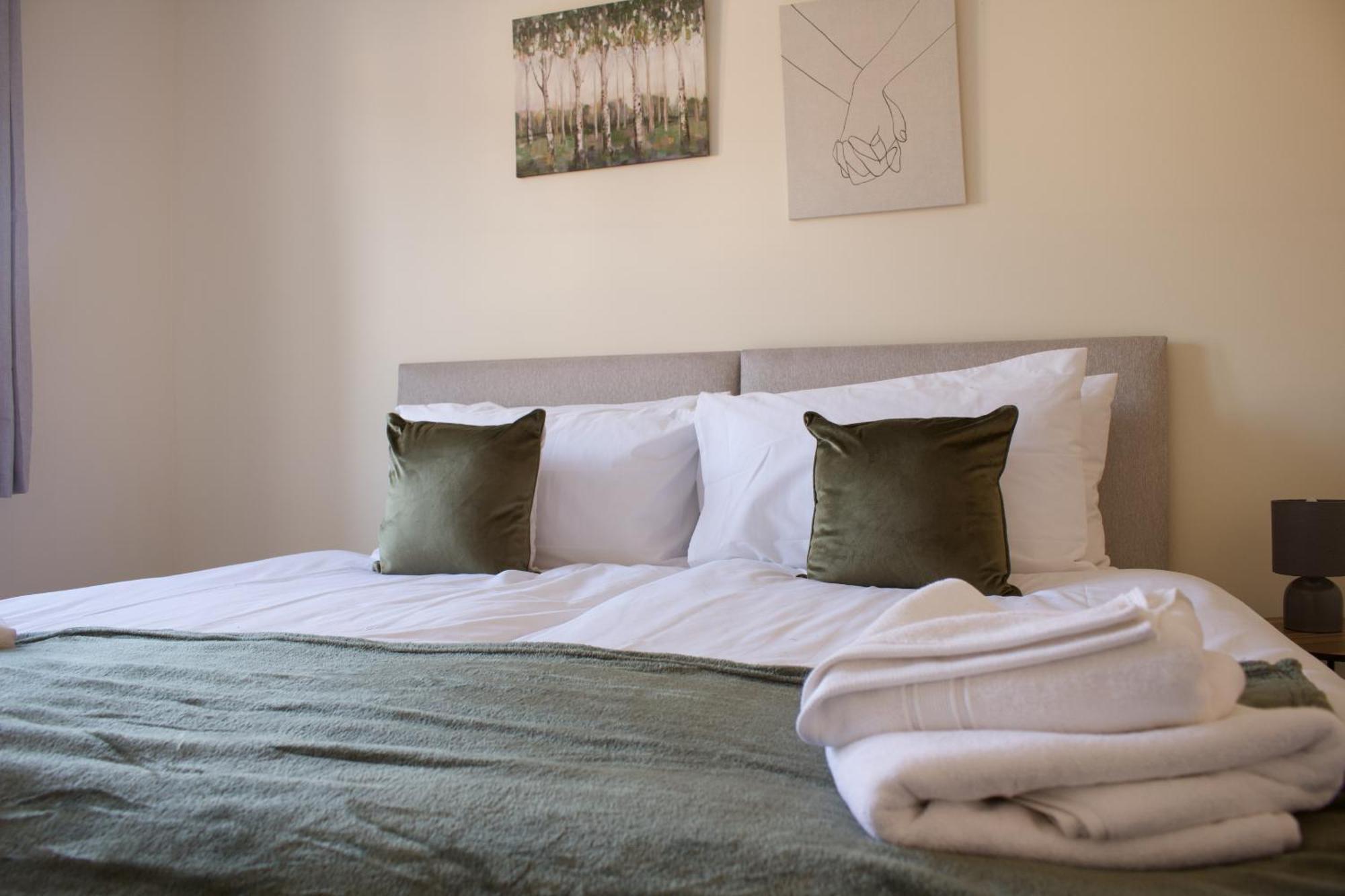 Spacious 4 Bedroom, Perfect For Contractors, Families, Private Parking Royal Wootton Bassett Kültér fotó