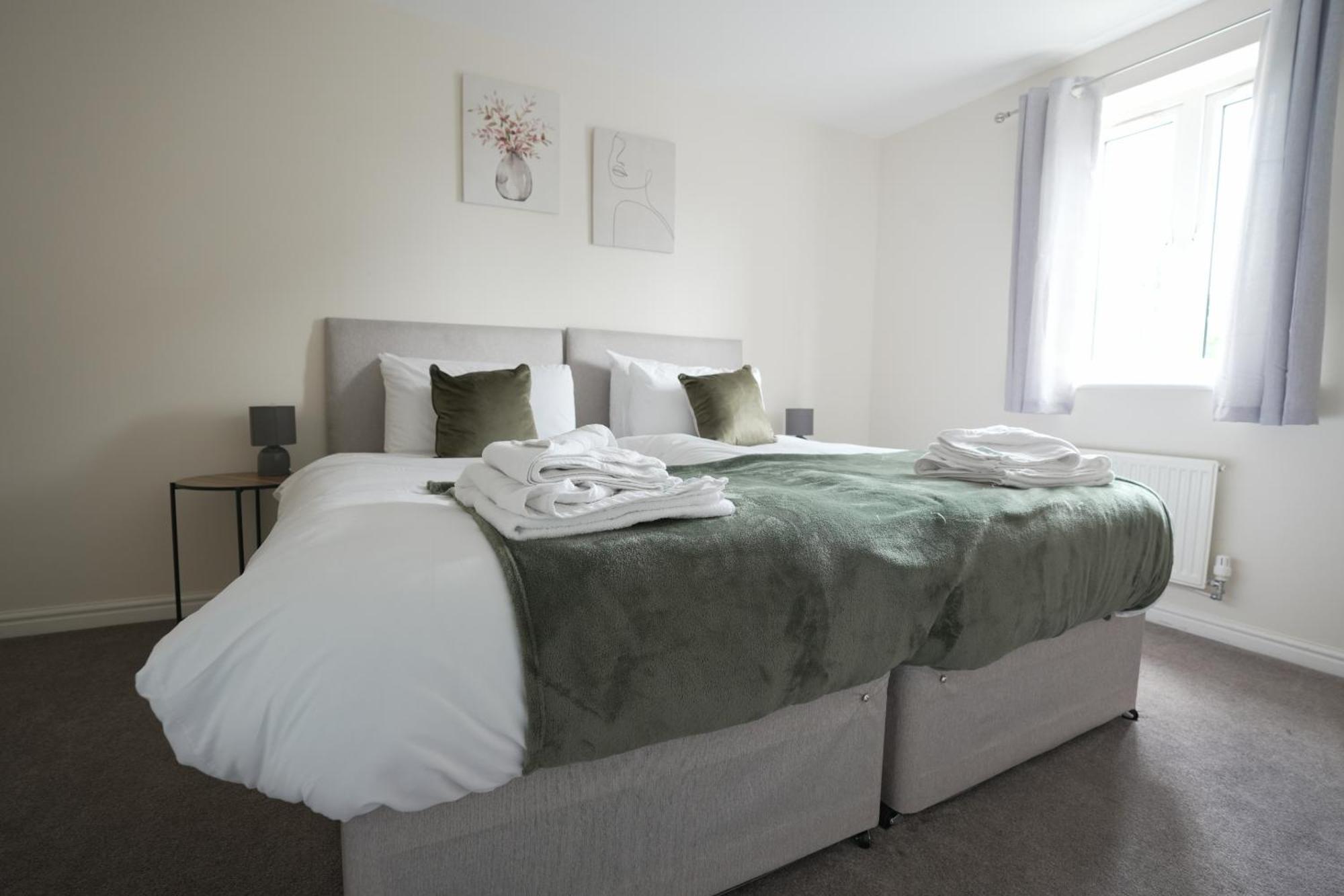 Spacious 4 Bedroom, Perfect For Contractors, Families, Private Parking Royal Wootton Bassett Kültér fotó
