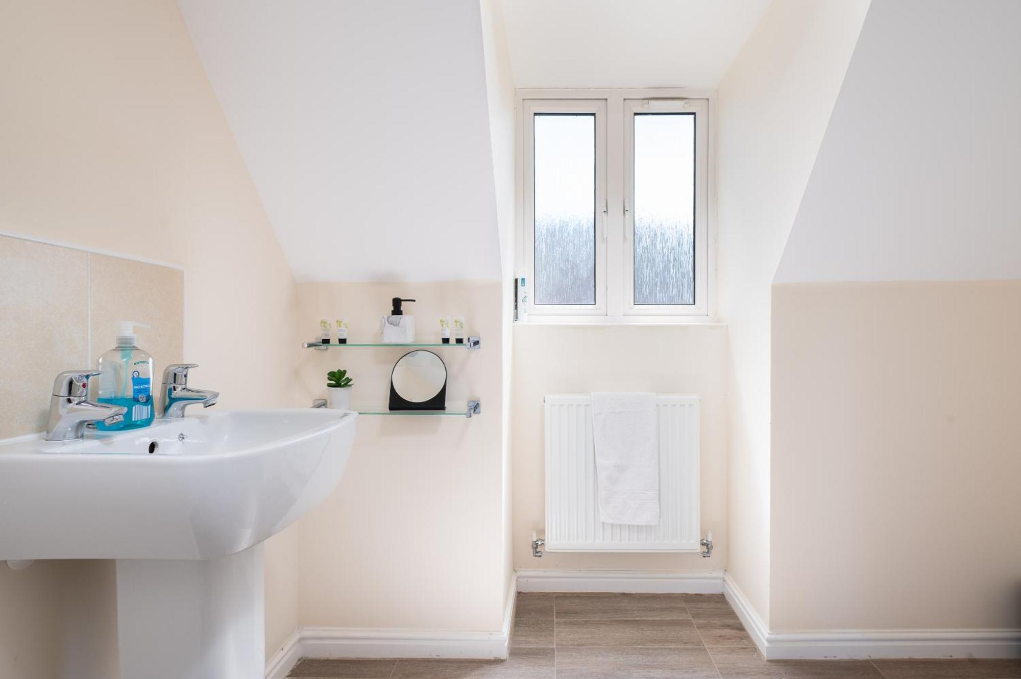 Spacious 4 Bedroom, Perfect For Contractors, Families, Private Parking Royal Wootton Bassett Kültér fotó