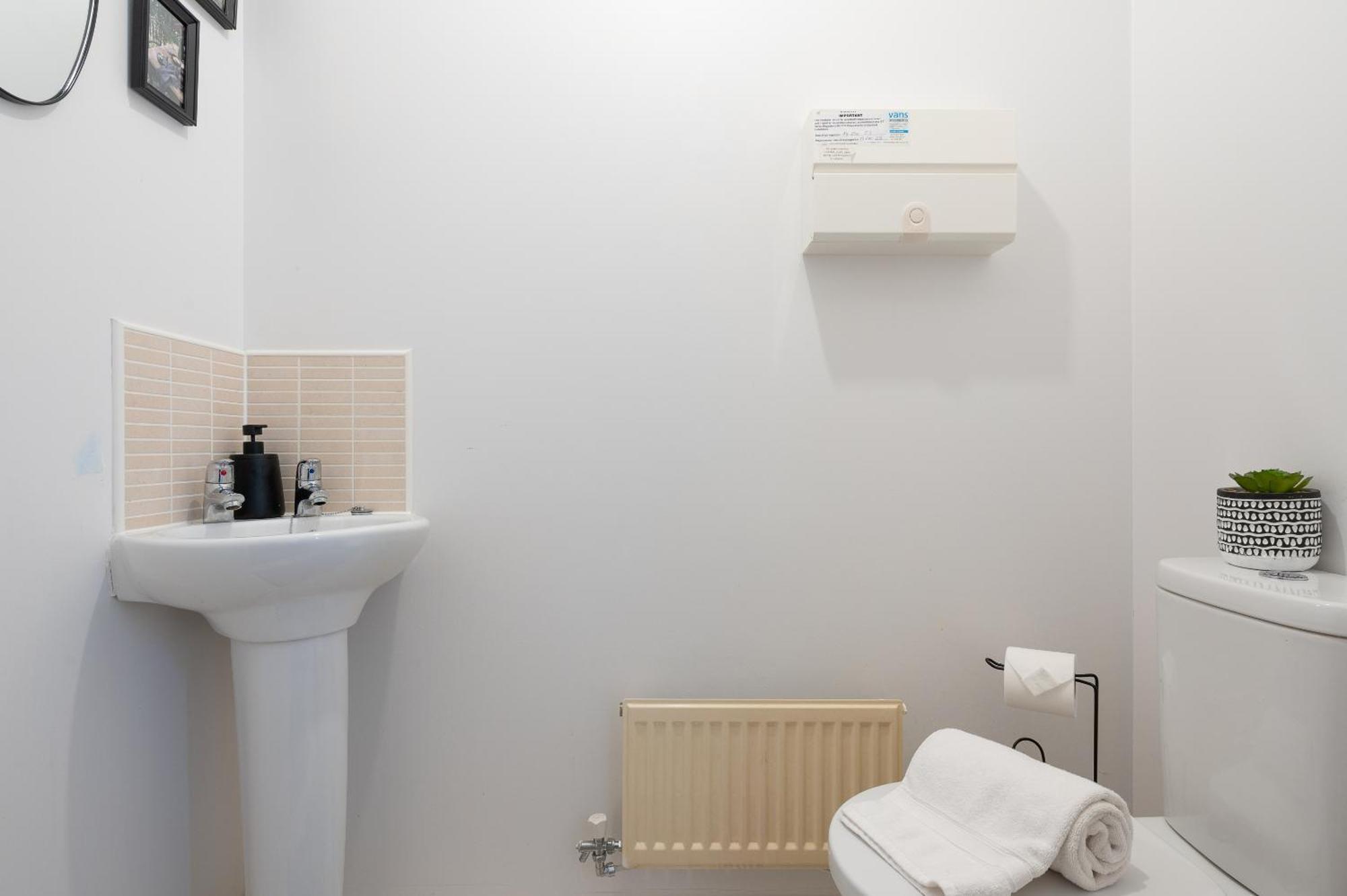 Spacious 4 Bedroom, Perfect For Contractors, Families, Private Parking Royal Wootton Bassett Kültér fotó