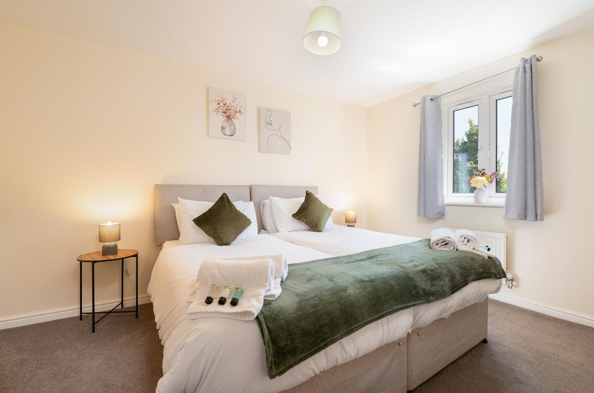 Spacious 4 Bedroom, Perfect For Contractors, Families, Private Parking Royal Wootton Bassett Kültér fotó