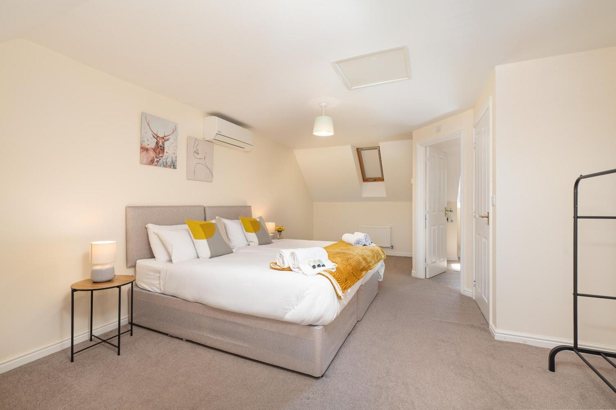 Spacious 4 Bedroom, Perfect For Contractors, Families, Private Parking Royal Wootton Bassett Kültér fotó