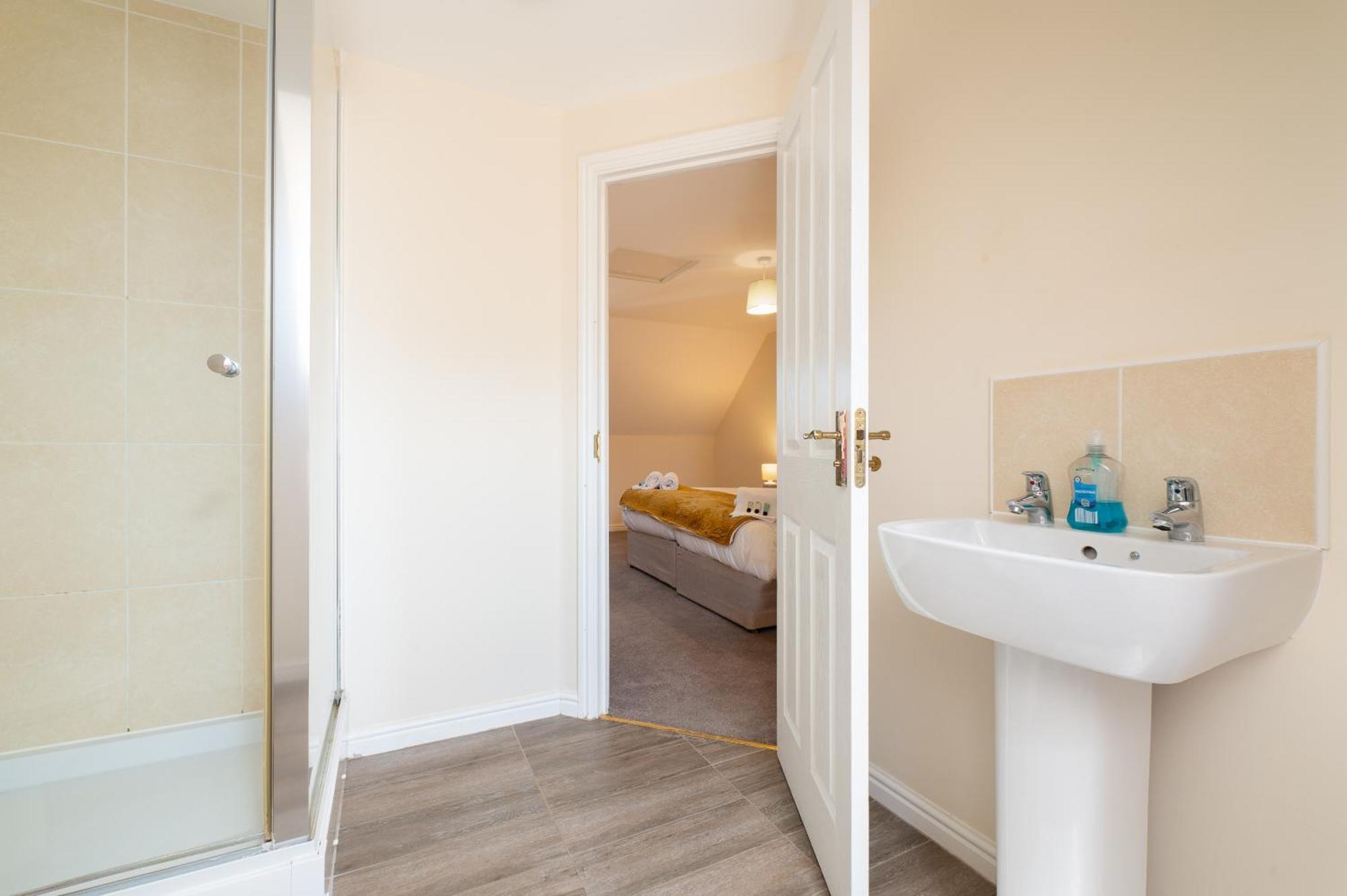 Spacious 4 Bedroom, Perfect For Contractors, Families, Private Parking Royal Wootton Bassett Kültér fotó