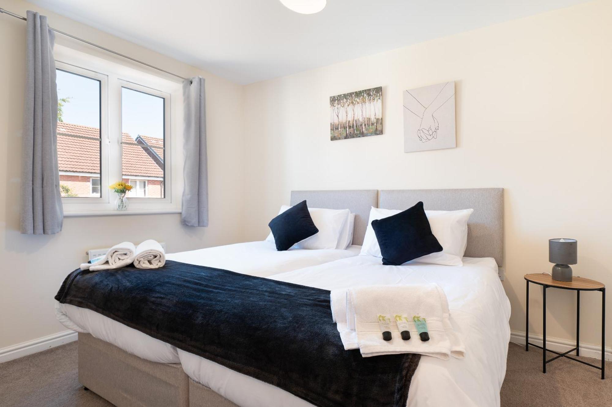 Spacious 4 Bedroom, Perfect For Contractors, Families, Private Parking Royal Wootton Bassett Kültér fotó